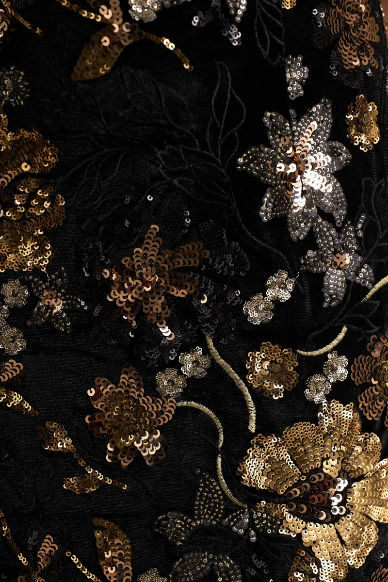 Tate | Vestido Largo de Terciopelo Negro con Escote Halter y Lentejuelas Florales en Bronce - Imagen 7