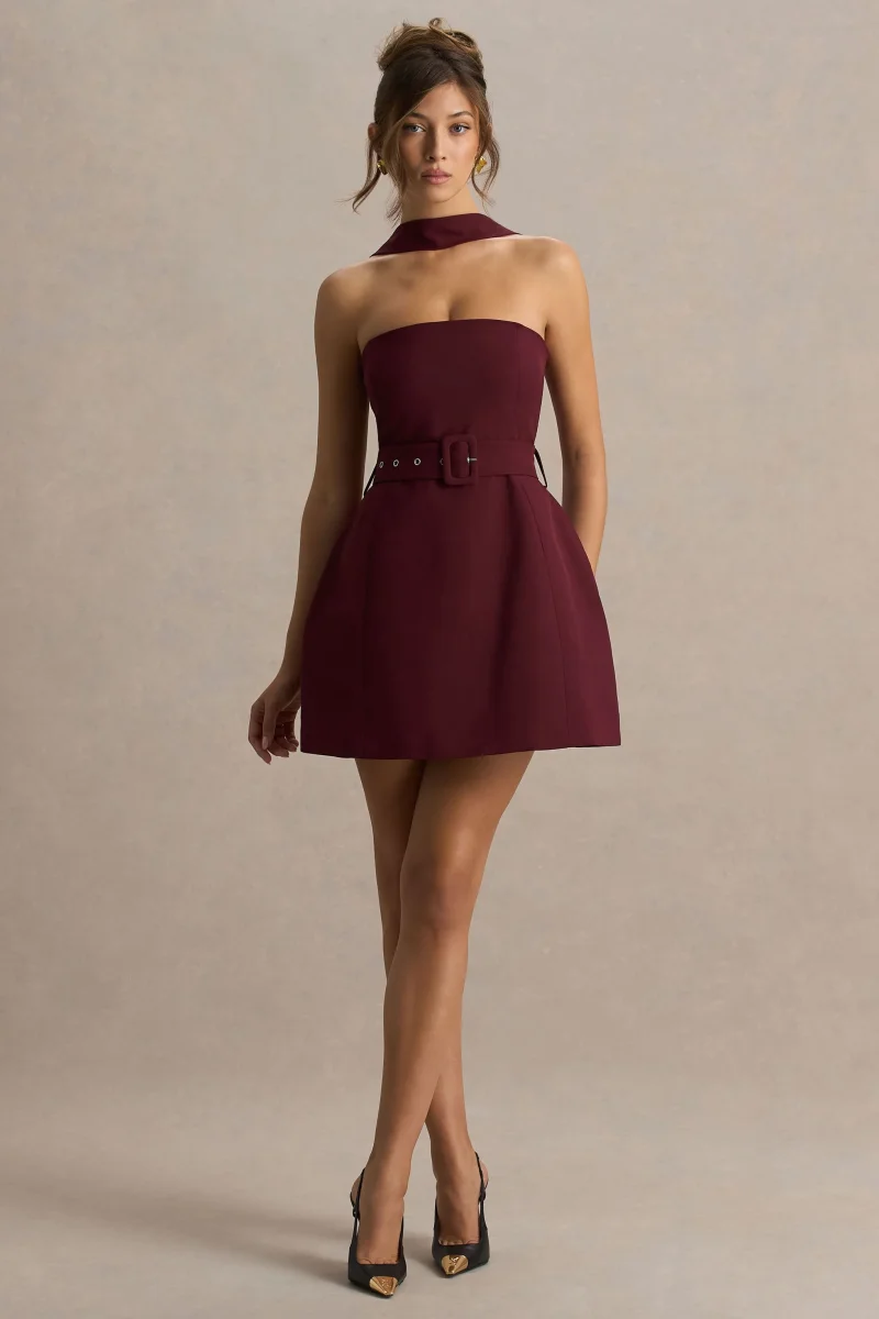 Timberly | Vestido corto en burdeos de cuello alto y corte entallado - Imagen 4