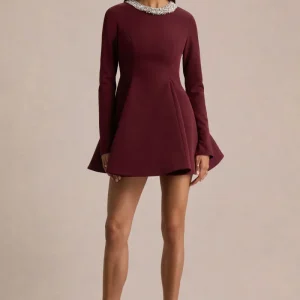 Eletta | Vestido Corto Burdeos con Cuello Redondo y Detalle de Pedrería