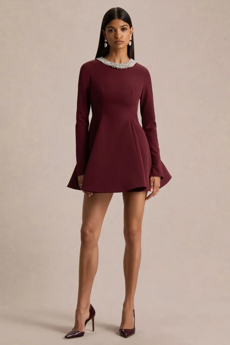 Eletta | Vestido Corto Burdeos con Cuello Redondo y Detalle de Pedrería