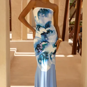 Ceremony | Vestido largo azul con estampado floral y escote bandeau