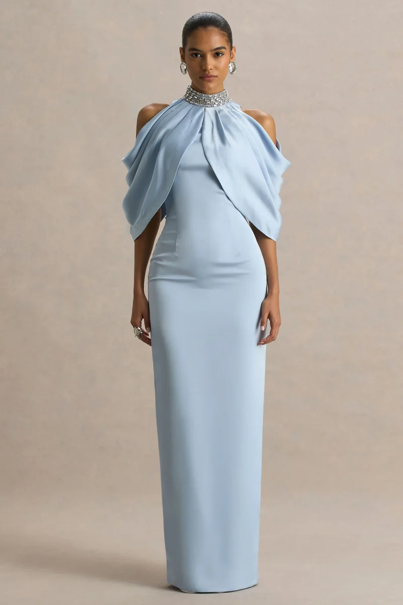 Sulliana | Vestido largo azul empolvado de satén con cuello alto adornado y mangas tipo capa - Imagen 6