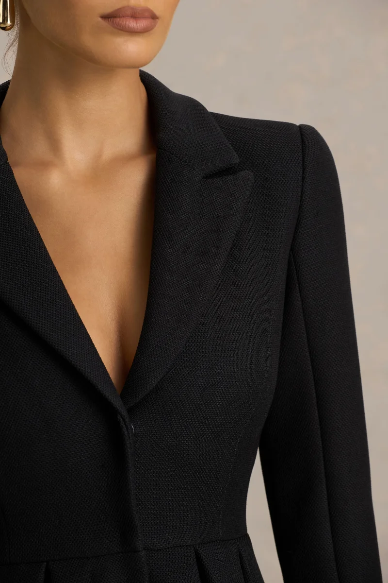 Katt | Vestido Corto Negro Entallado con Escote Profundo - Imagen 4