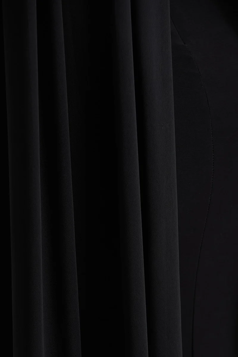 Amour | Vestido Largo Negro Con Escote Alto y Detalle De Manga Capa - Imagen 7