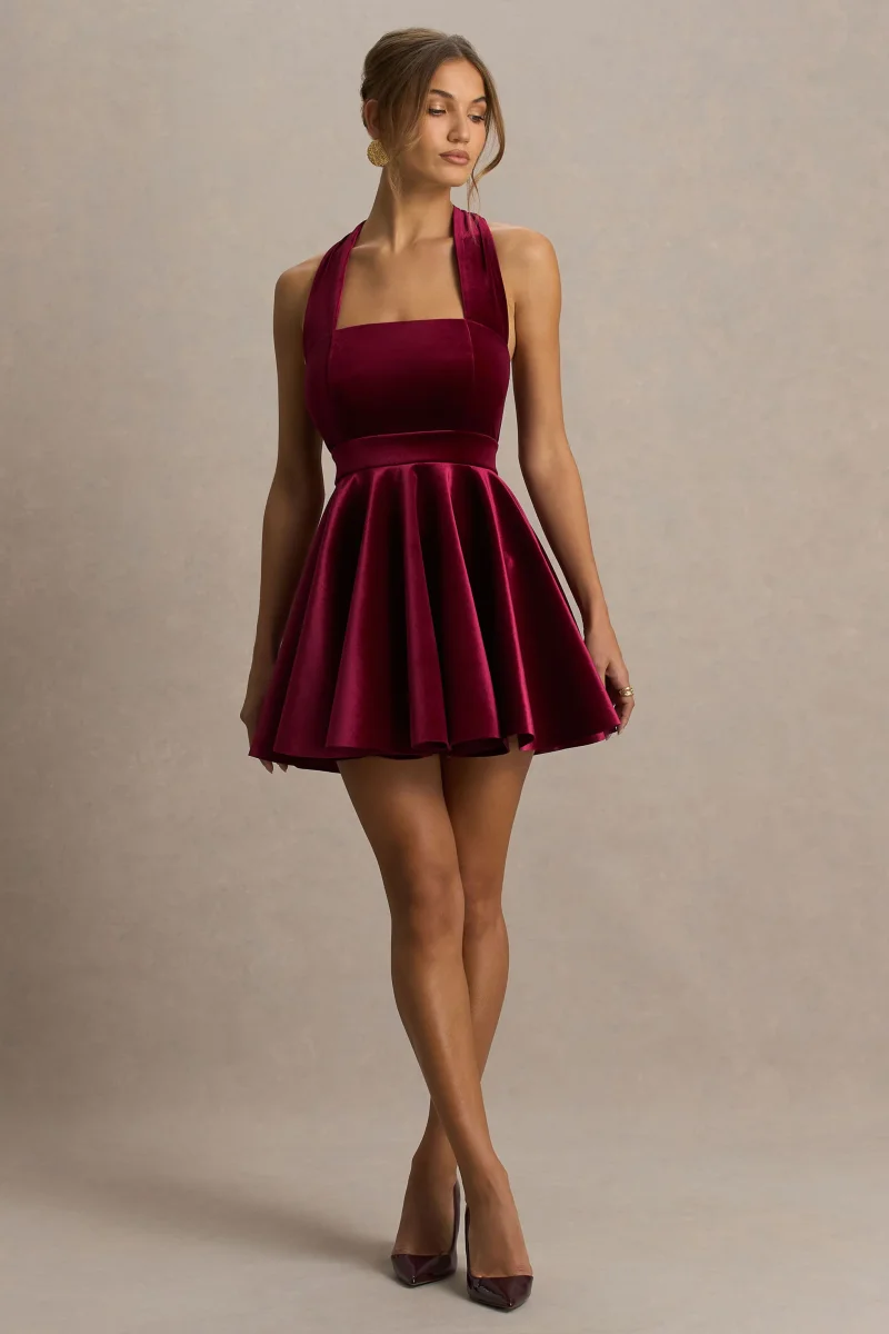 Mirage | Vestido Corto de Terciopelo Burdeos con Escote Halter y Falda Skater - Imagen 5