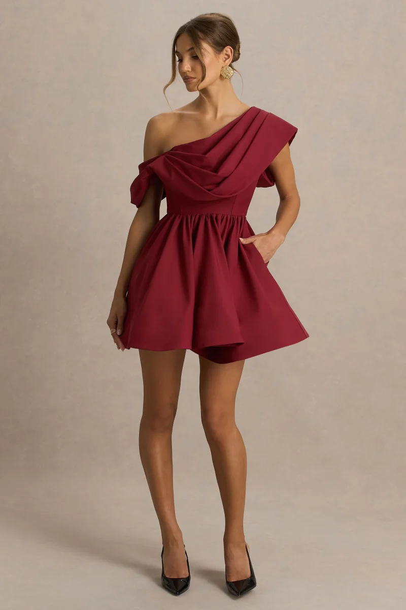 Verona | Vestido corto skater burdeos con escote asimétrico drapeado - Imagen 6