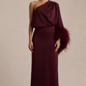 Felicity | Vestido Largo Burdeos de Satén con Escote Asimétrico, Plumas y Detalles Fruncidos