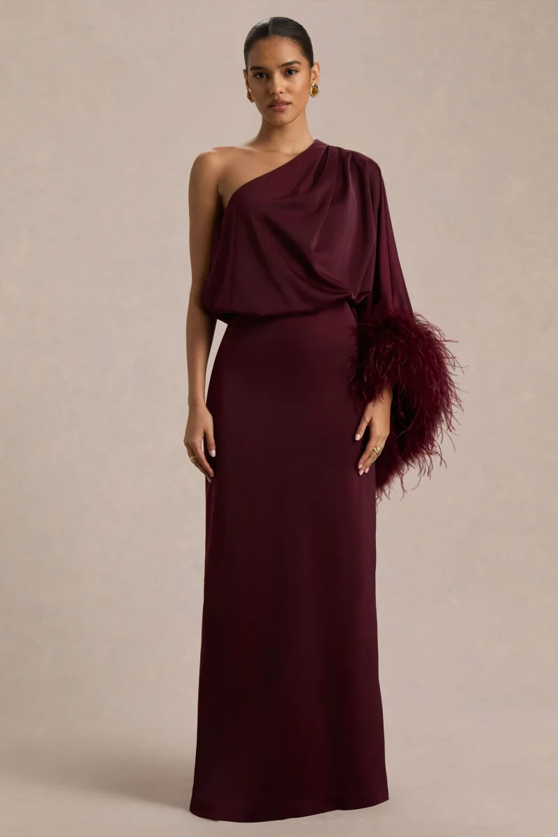 Felicity | Vestido Largo Burdeos de Satén con Escote Asimétrico, Plumas y Detalles Fruncidos