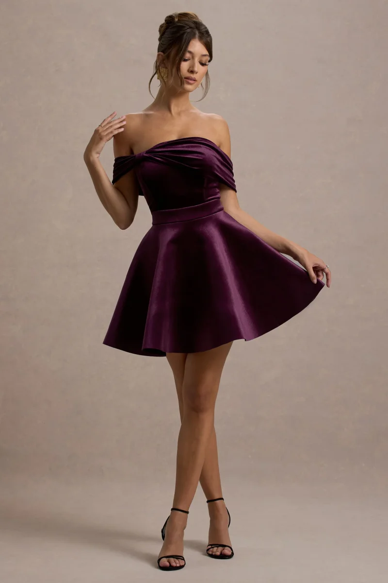 Dede | Vestido corto de terciopelo con escote bardot en color burdeos oscuro - Imagen 5