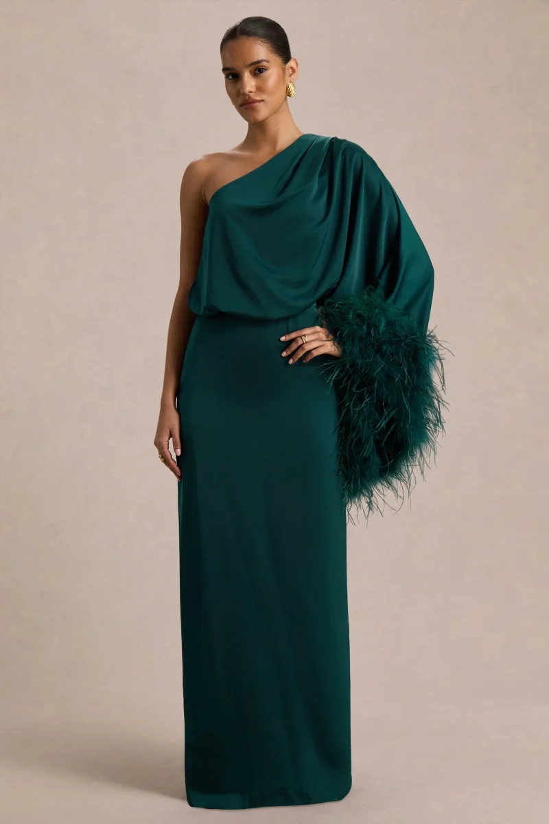 Felicity | Vestido Largo Verde Azulado de Satén con Escote Asimétrico, Plumas y Detalles Fruncidos - Imagen 5