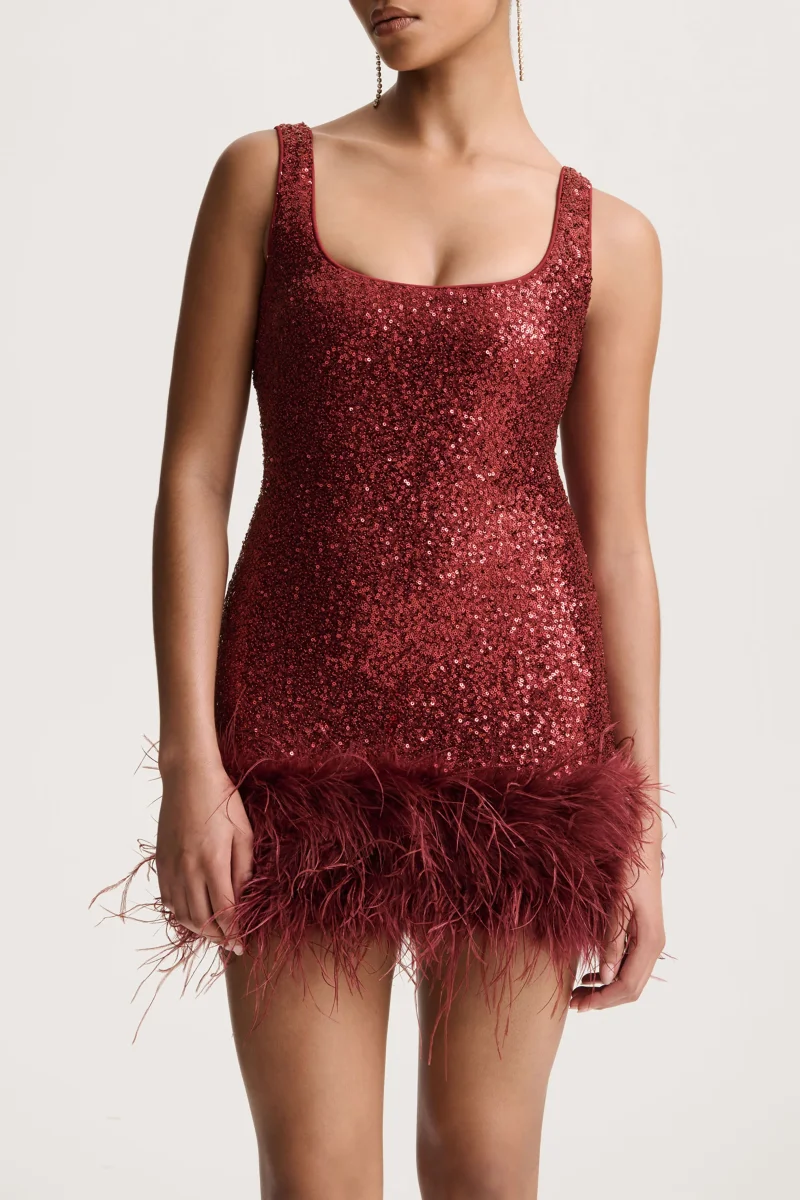 Rosalinda | Vestido Corto Burdeos de Lentejuelas con Escote Cuadrado y Ribete de Plumas - Imagen 4