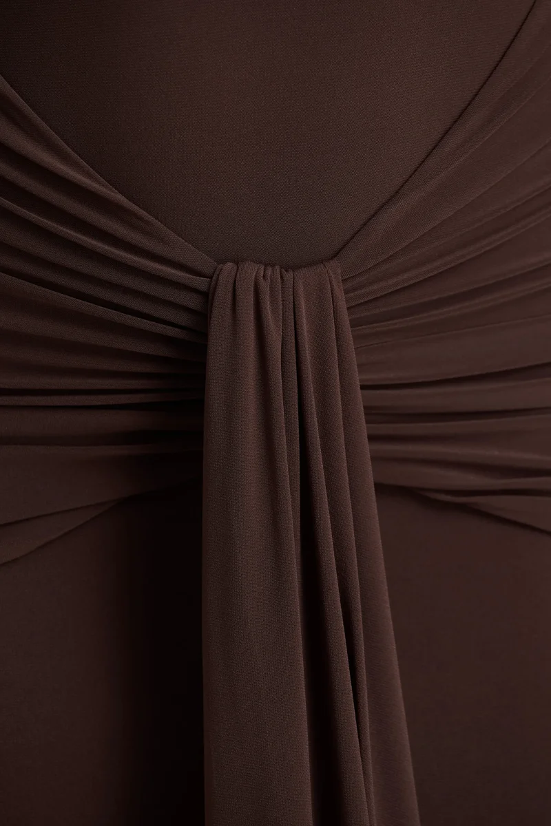 Saffie | Vestido Largo Chocolate De Escote Profundo Con Mangas Largas Y Detalles Fruncidos - Imagen 7