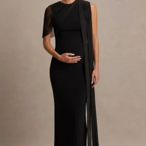 Amelise | Vestido Largo Negro con Escote Alto, Manga Tipo Capa de Tul y Detalle de Fajín