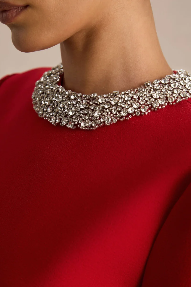 Jackie | Vestido Corto Rojo de Cuello Alto Adornado - Imagen 4