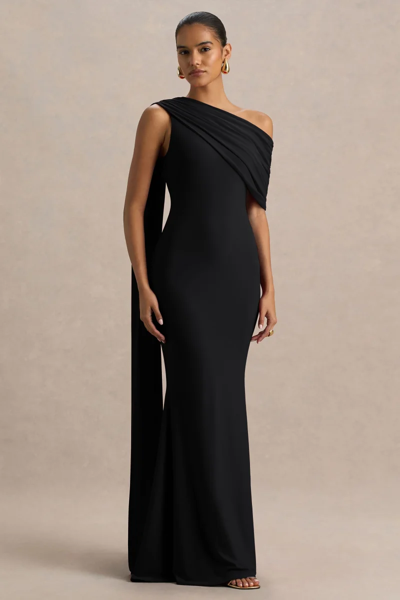 Zendaya | Vestido Largo Negro con Escote Asimétrico Cola de Pez y Detalle de Capa