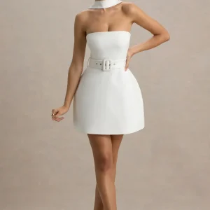 Timberly | Vestido corto blanco con escote bandeau y detalle de cinturón y choker