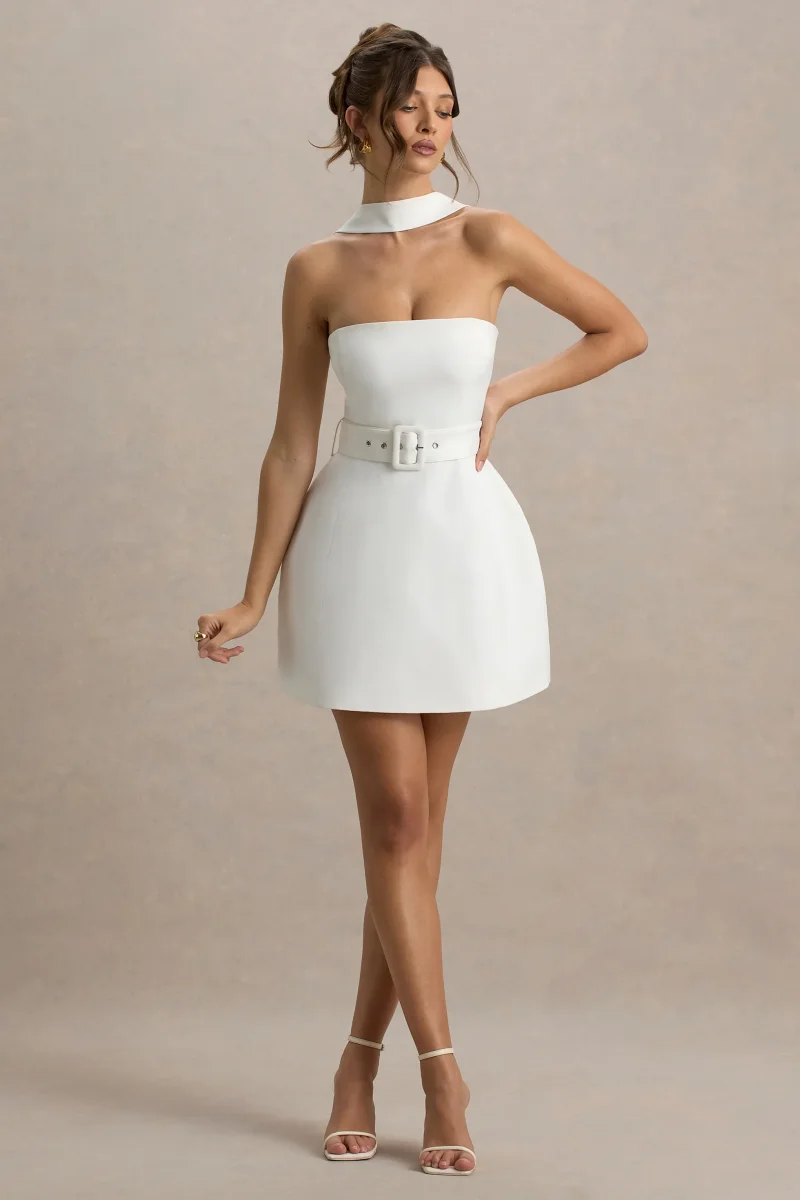 Timberly | Vestido corto blanco con escote bandeau y detalle de cinturón y choker