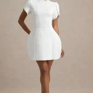 Carabella | Vestido corto en blanco con mangas cortas