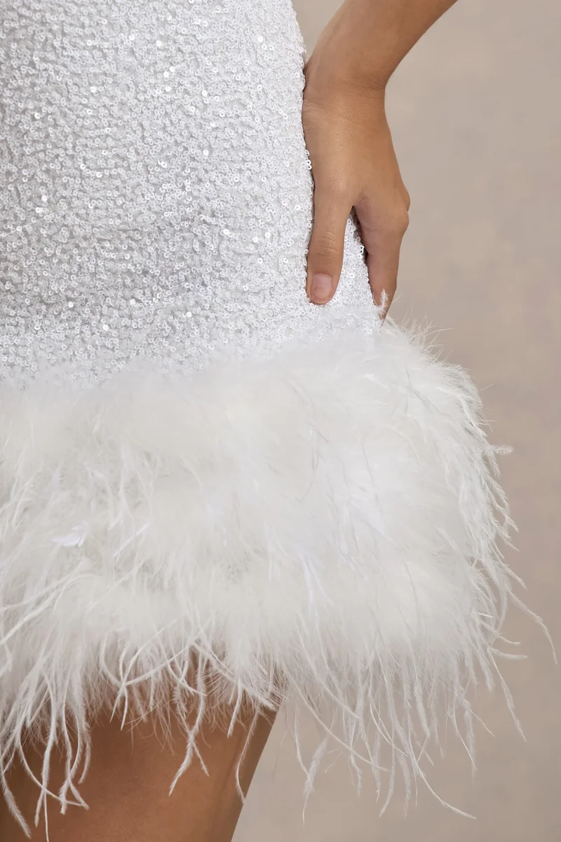Lumi | Vestido corto blanco de lentejuelas y ribete de plumas - Imagen 7