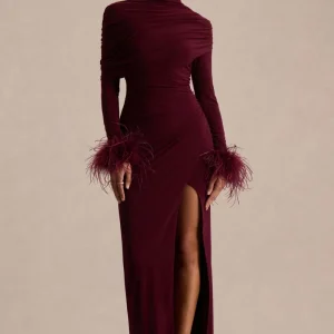 Gatsby | Vestido Largo Burdeos de Cuello Alto y Puños con Ribete de Plumas