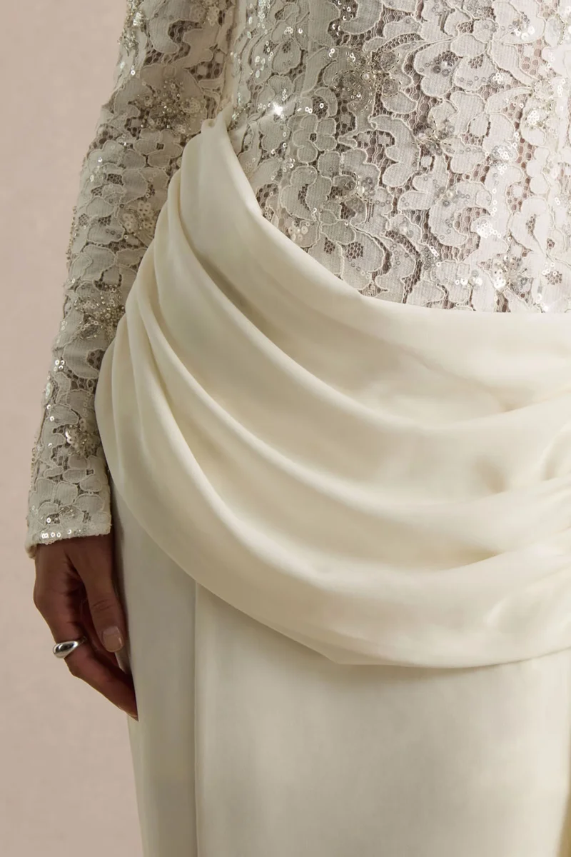 Beau | Vestido Largo de encaje crudo con escote alto y detalle drapeado - Imagen 7