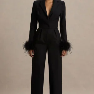 Lissy | Mono negro con escote en forma de V y mangas adornadas con plumas