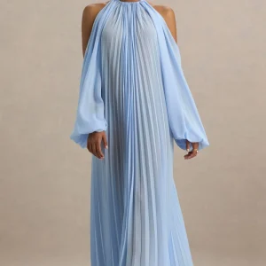 Reyna | Vestido largo azul bebé de gasa plisada con detalle de capa