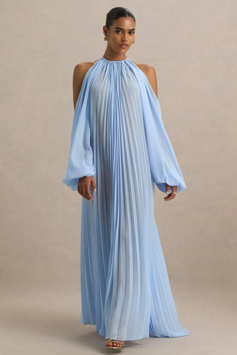 Reyna | Vestido largo azul bebé de gasa plisada con detalle de capa - Imagen 2