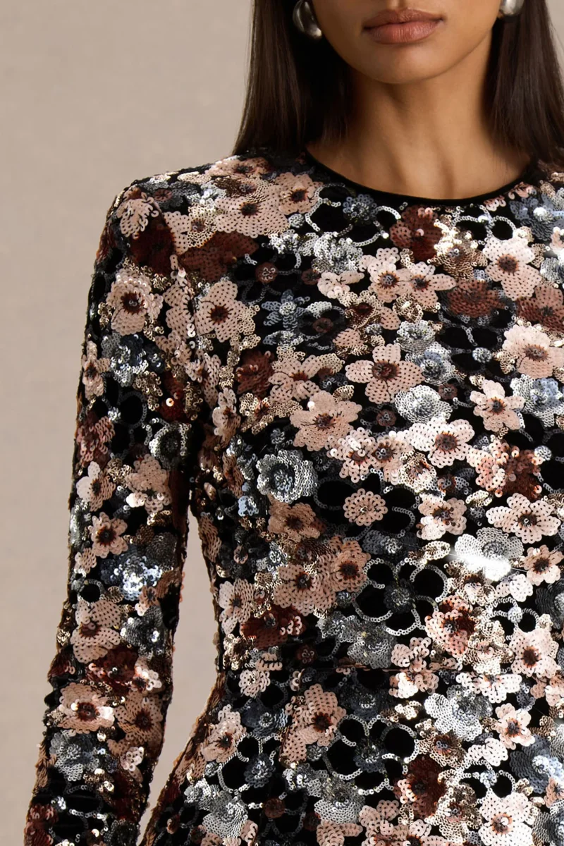Adaline | Vestido corto de manga larga de terciopelo negro con lentejuelas y flores - Imagen 4