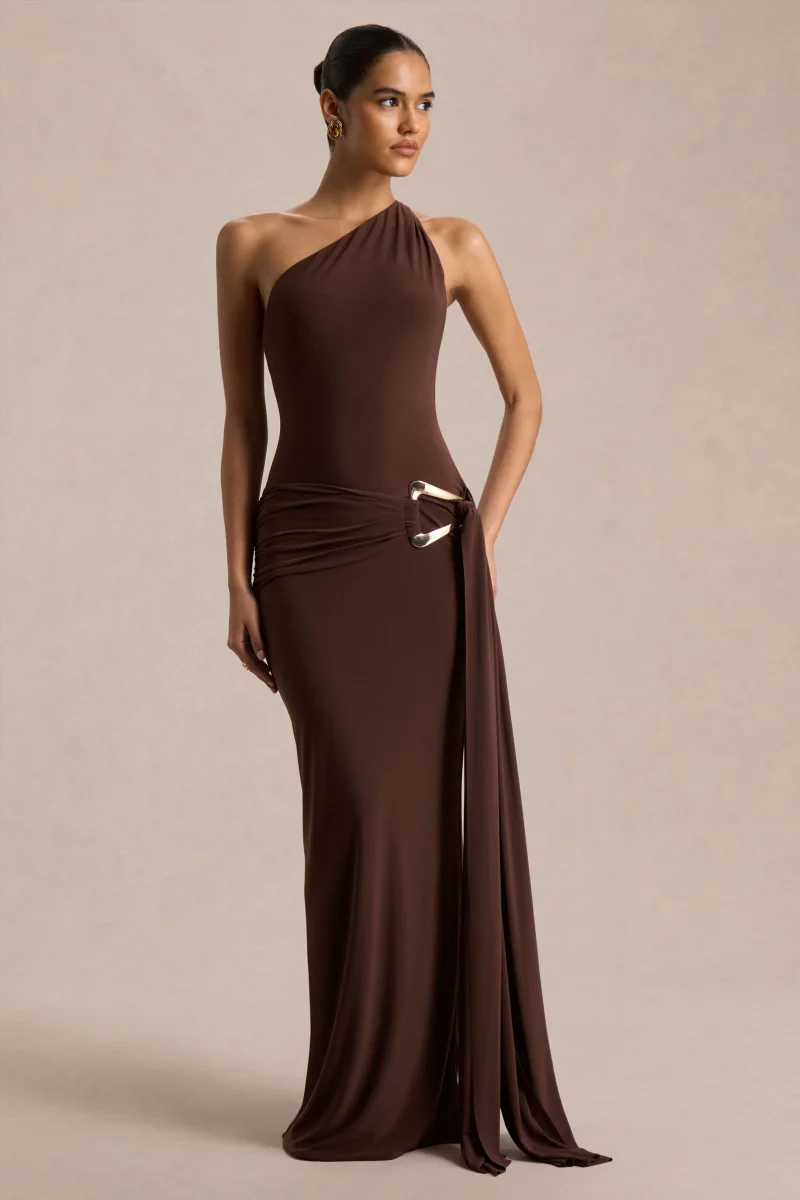 Bonnie | Vestido Largo Marrón con Escote Asimétrico y Detalles Fruncidos - Imagen 6
