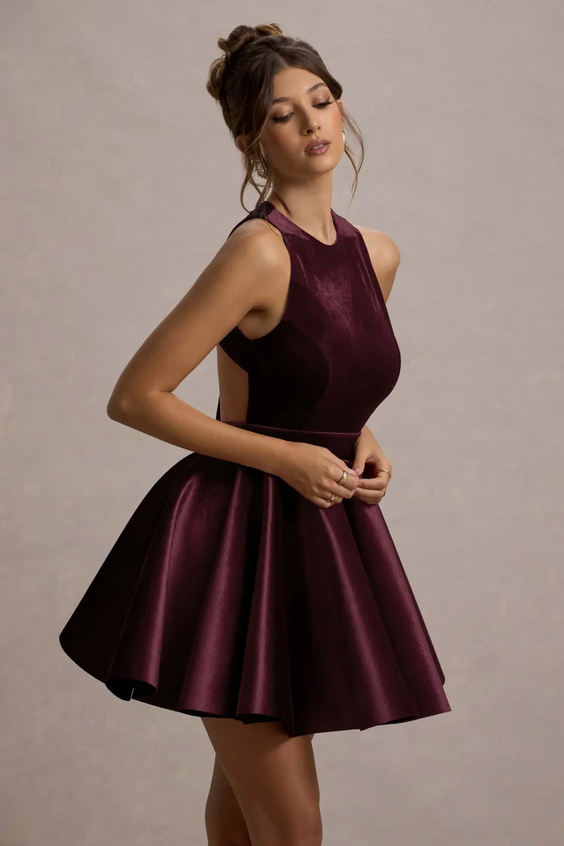 Mackie | Vestido corto de terciopelo con espalda al aire y falda de vuelo en color burdeos - Imagen 4