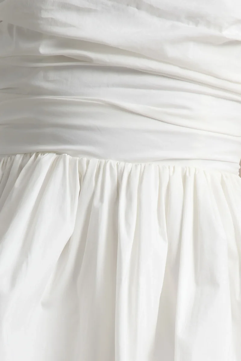 Faye | Vestido corto blanco con escote bandeau y falda puff ball - Imagen 7