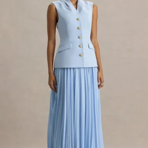 Heavenly | Vestido largo azul claro con detalle de botones dorados y falda plisada