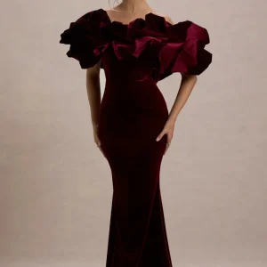 Cecily | Vestido largo de Terciopelo Rojo con Escote Bardot y Detalle de Terciopelo con volantes