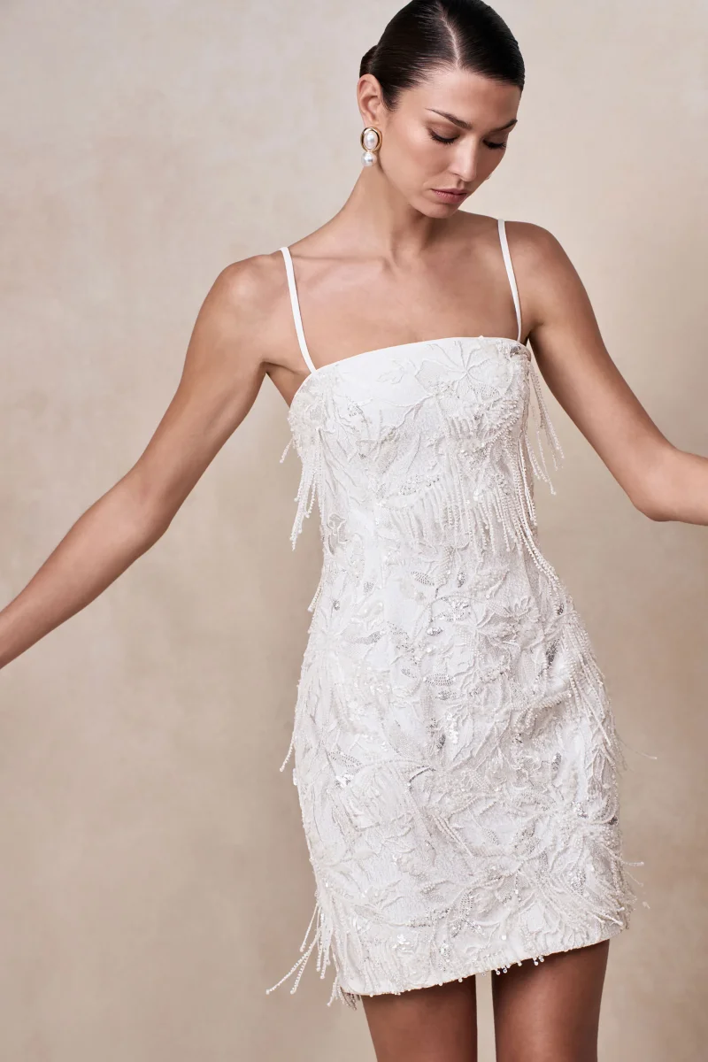 Paulina | Vestido Corto Blanco Adornado Con Escote Palabra De Honor - Imagen 4