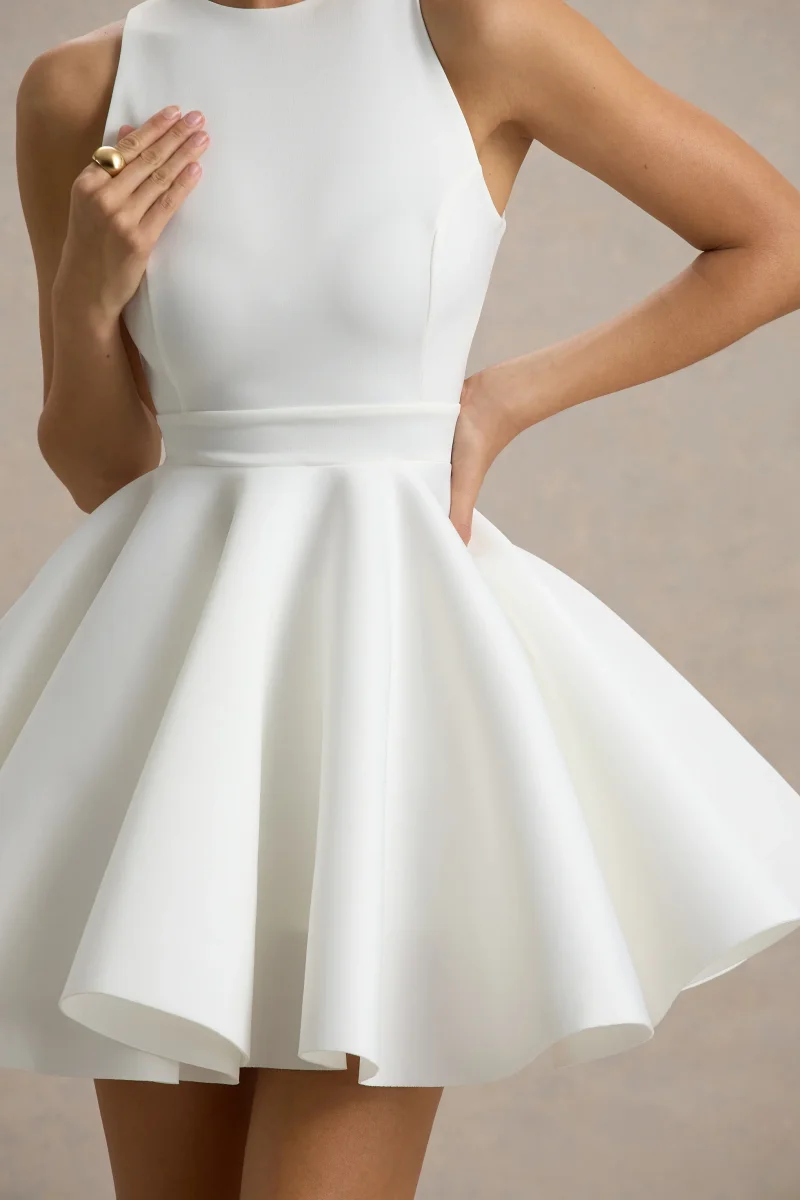 Waverly | Vestido corto en blanco con espalda abierta y falda skater - Imagen 7