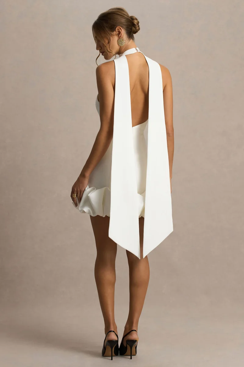 Geneve | Vestido corto blanco con escote halter y detalle de volantes - Imagen 3