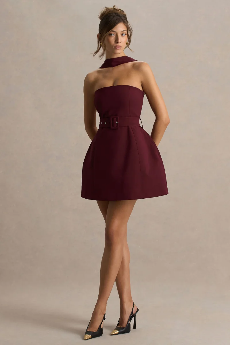 Timberly | Vestido corto en burdeos de cuello alto y corte entallado