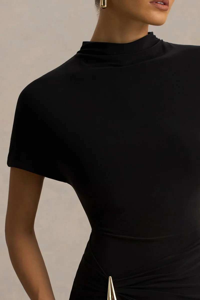 Arlena | Vestido Largo Negro con Escote Alto y Detalle Envolvente - Imagen 5