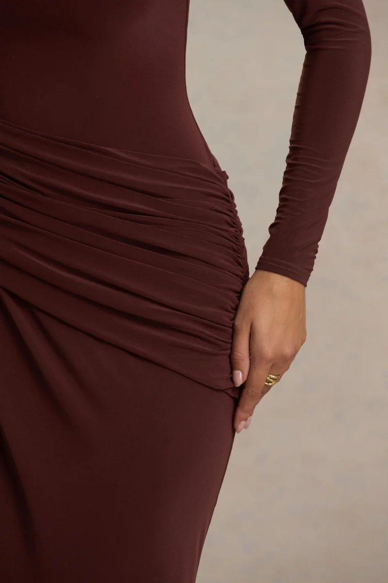 Zephyra | Vestido Largo Marrón Con Escote Alto Cruzado - Imagen 4