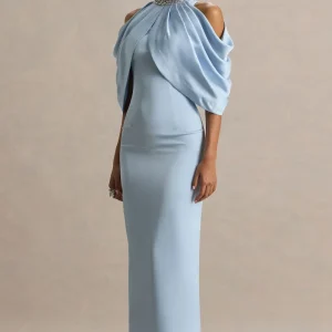 Sulliana | Vestido largo azul empolvado de satén con cuello alto adornado y mangas tipo capa