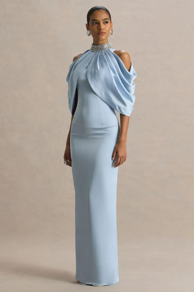 Sulliana | Vestido largo azul empolvado de satén con cuello alto adornado y mangas tipo capa - Imagen 2