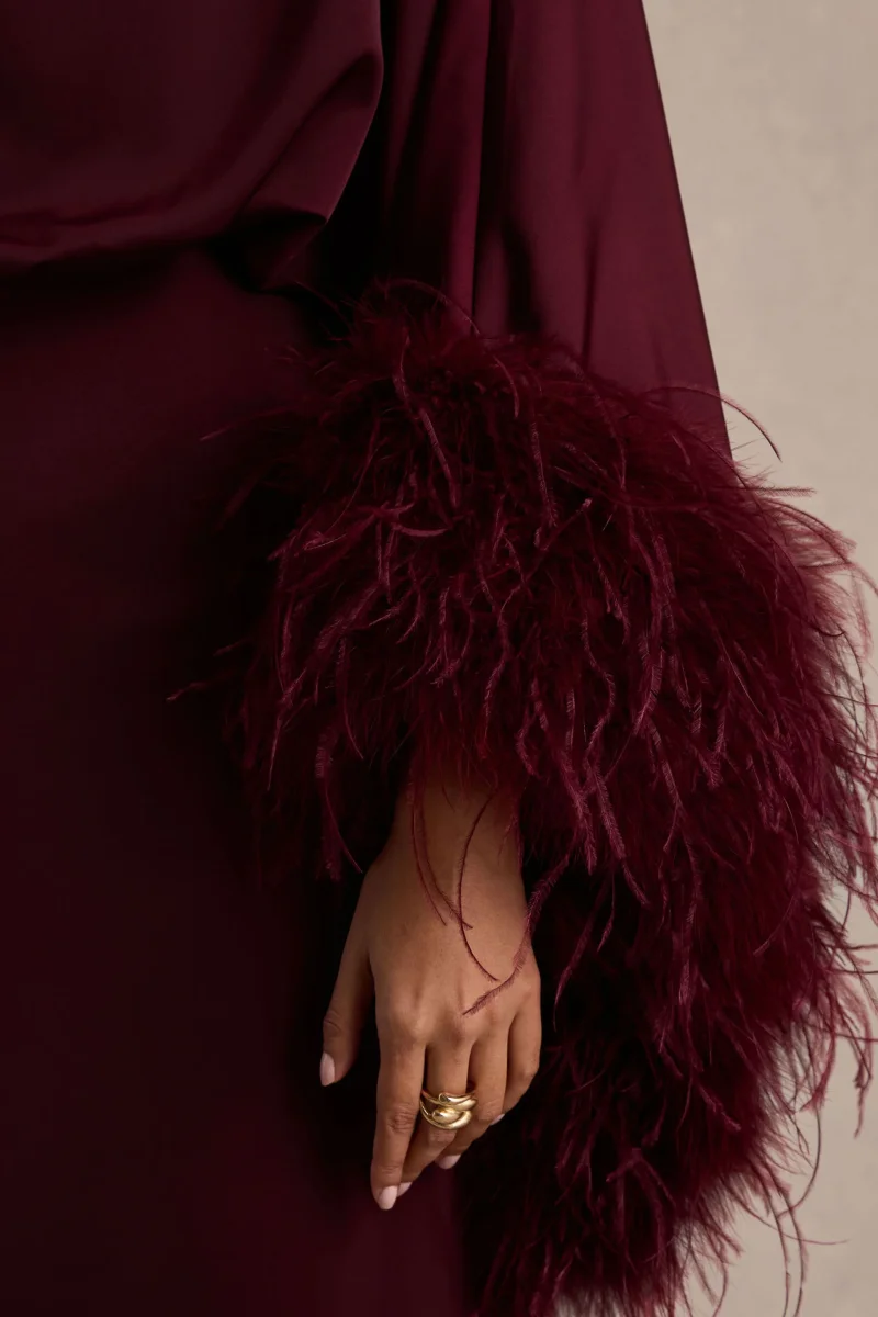 Felicity | Vestido Largo Burdeos de Satén con Escote Asimétrico, Plumas y Detalles Fruncidos - Imagen 7
