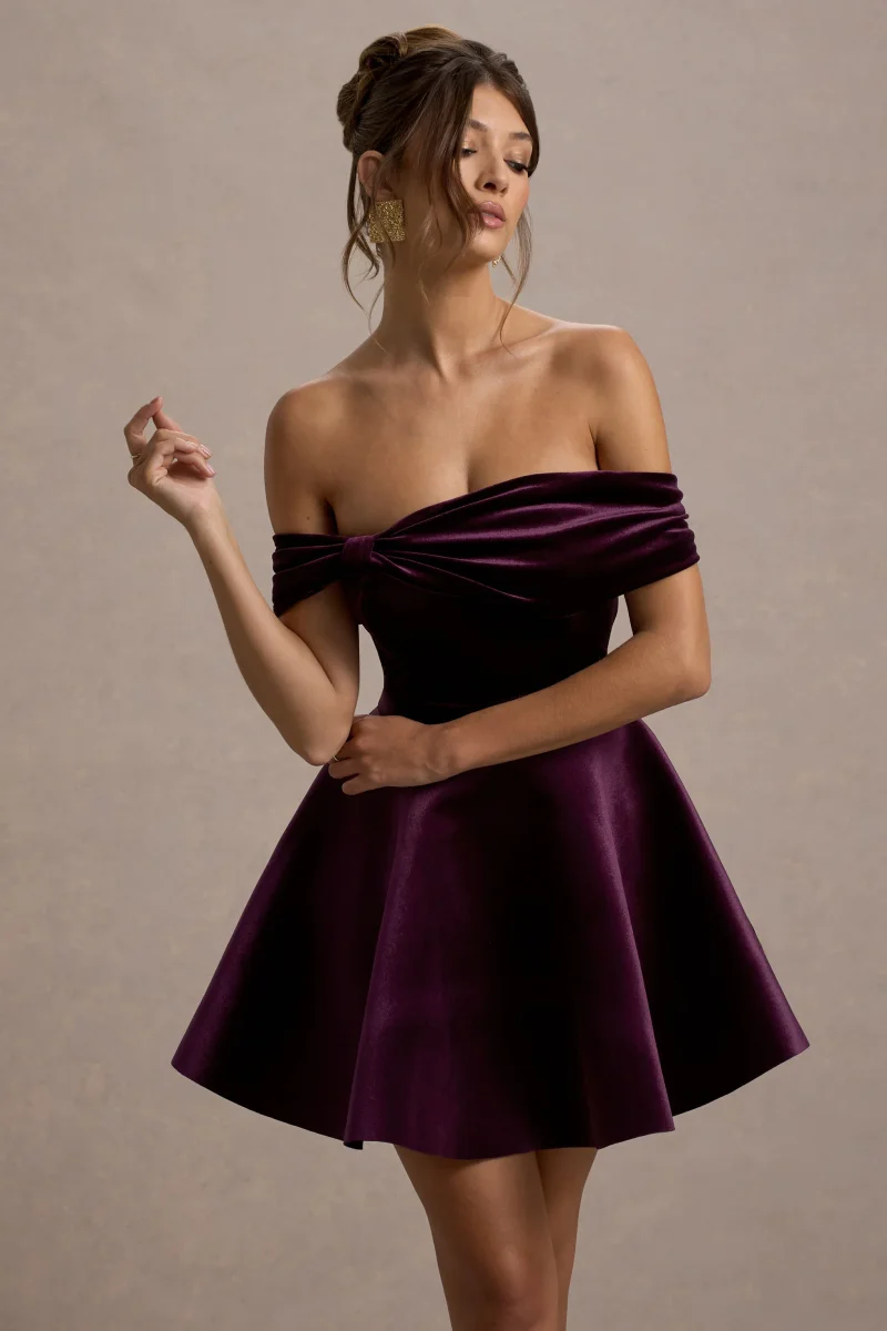 Dede | Vestido corto de terciopelo con escote bardot en color burdeos oscuro - Imagen 4