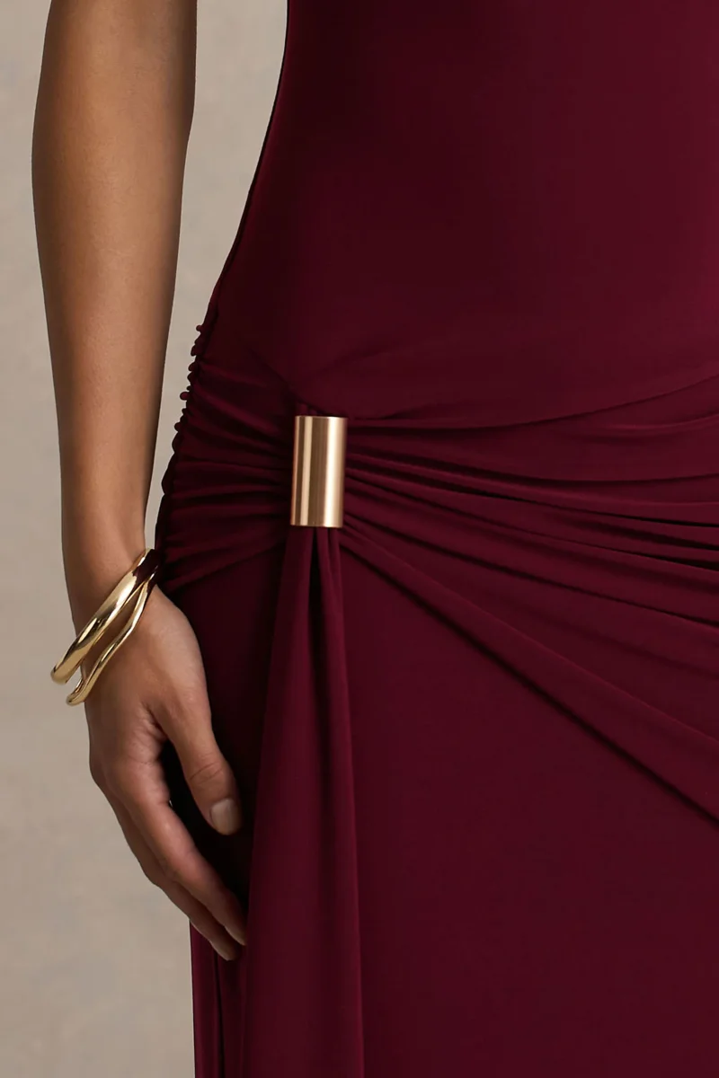 Decadence | Vestido Largo Burdeos de Cuello Alto con Manga Retorcida y Detalle de Lazo - Imagen 4