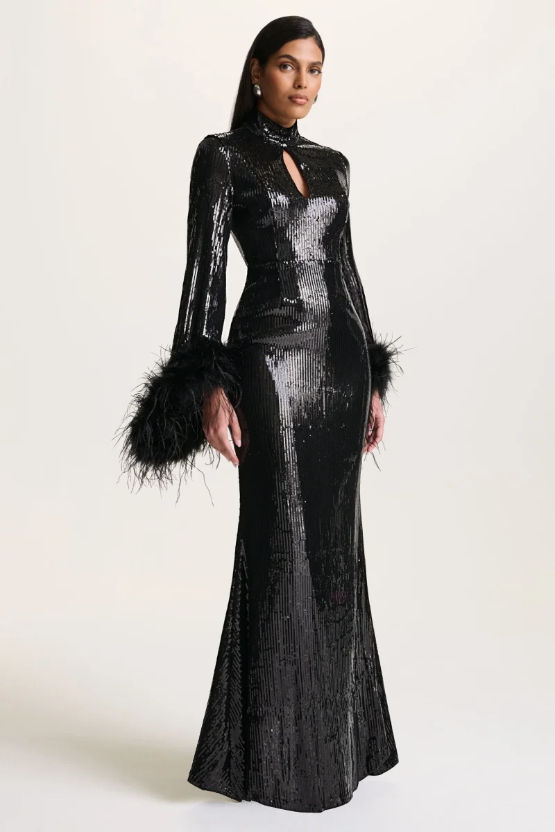 Cosmic Star | Vestido Largo Negro de Lentejuelas con Cuello Alto y Puños de Plumas - Imagen 6
