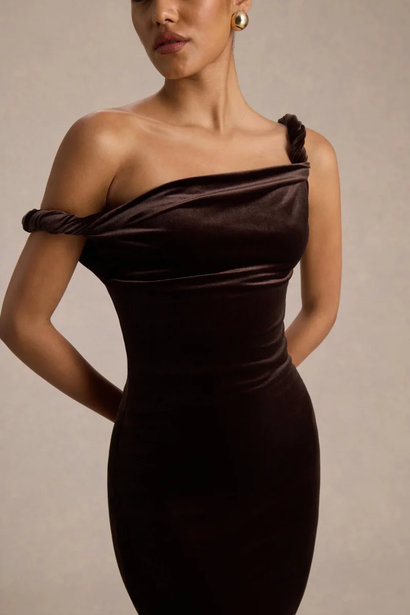 Carella | Vestido Midi Asimétrico de Terciopelo Marrón con Retorcido - Imagen 5