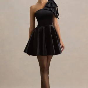 Keeley | Vestido Corto Negro de Terciopelo con Escote Asimétrico y Lazo