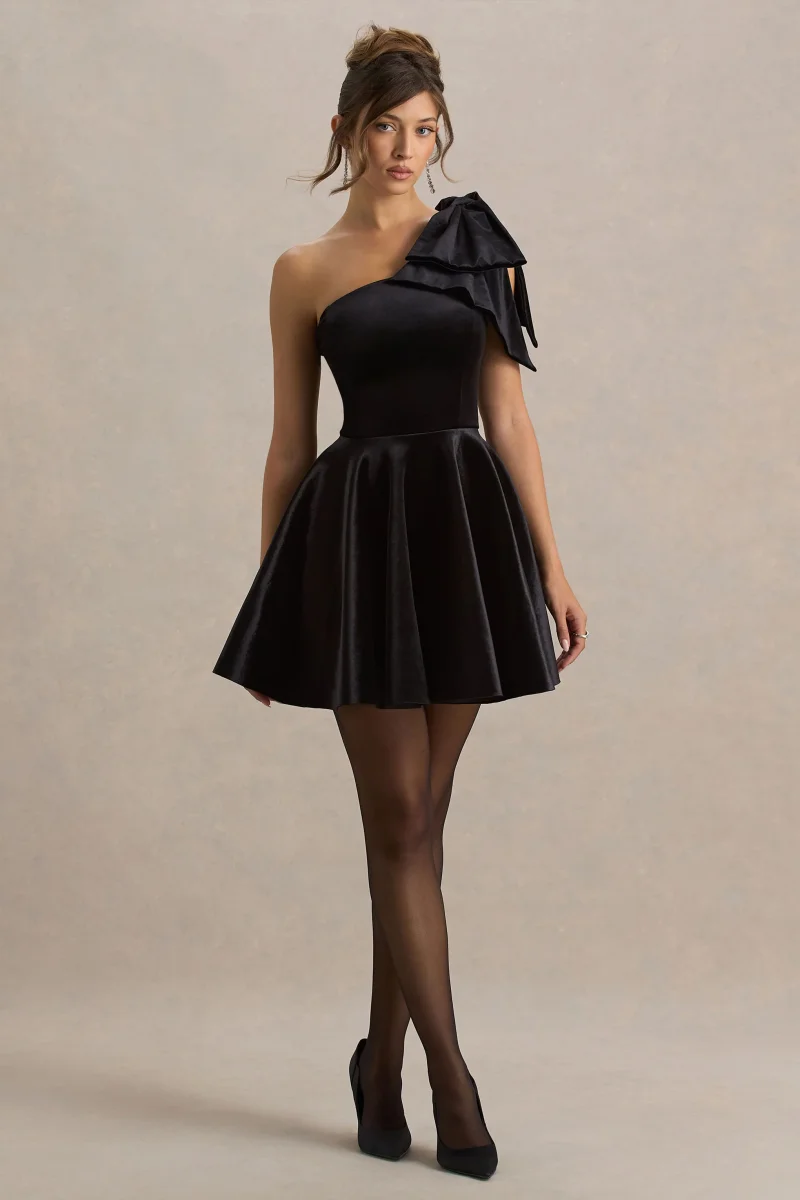 Keeley | Vestido Corto Negro de Terciopelo con Escote Asimétrico y Lazo