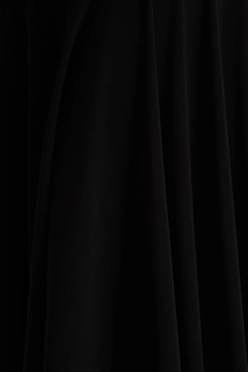 Isola | Vestido Midi Negro con Escote Asimétrico y Cintura Caída - Imagen 7